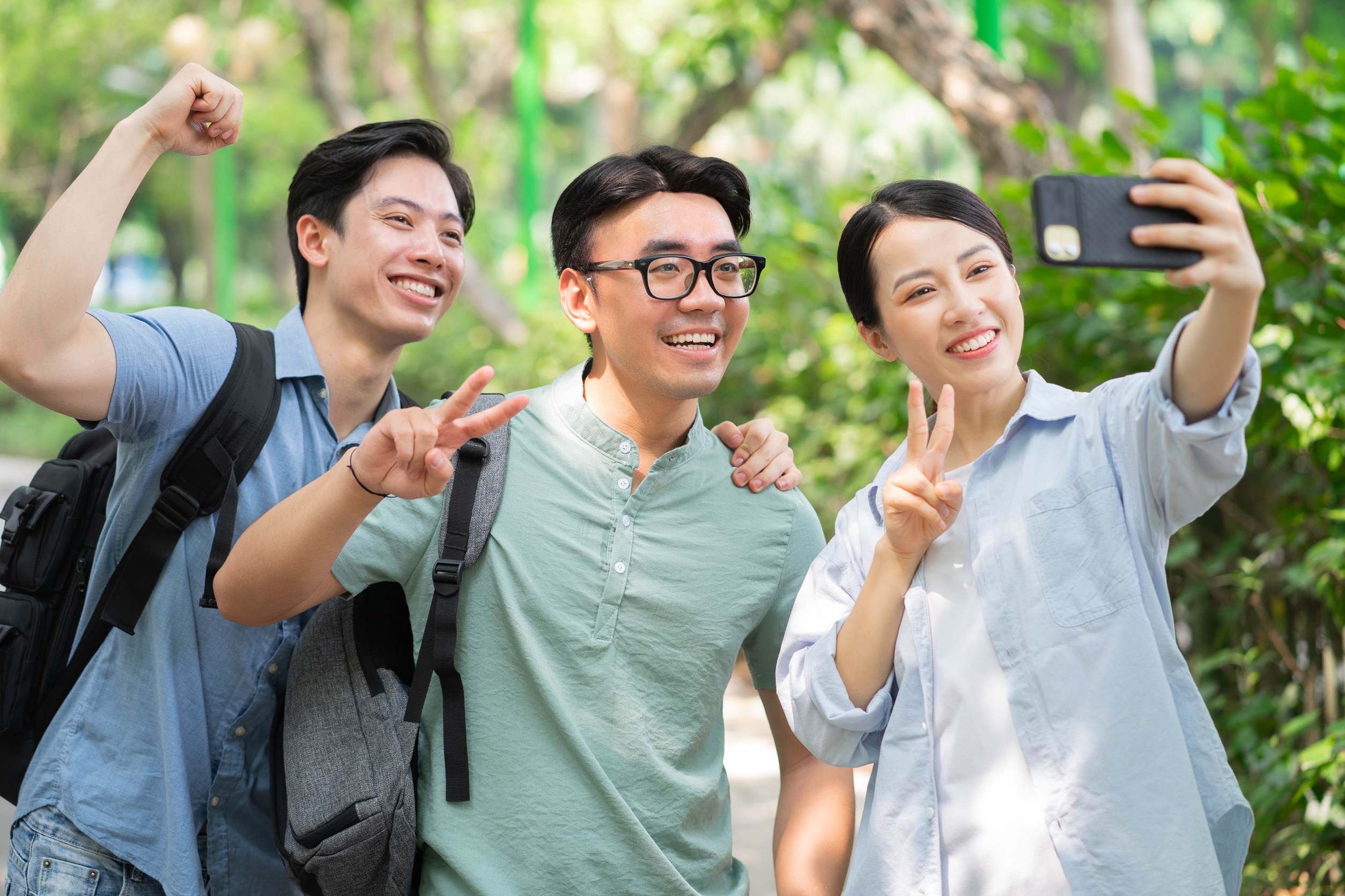 如果雙方已有共同朋友，又是在合情理的團體活動中相識，那麼背景調查的必要性可能相對降低。圖/123RF圖庫