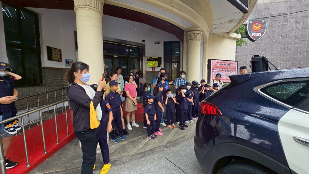 ▲圖說:小朋友們近距離看到巡邏車、警用重機與各式裝備 (圖/台中市政府 提供)