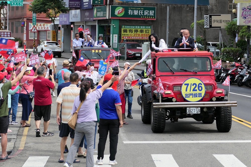 陪萬美玲車掃催票遇大雨 韓國瑜幽默以對「光頭防雨、不防曬」 238 陪萬美玲車掃催票遇大雨 韓國瑜幽默以對「光頭防雨、不防曬」 237