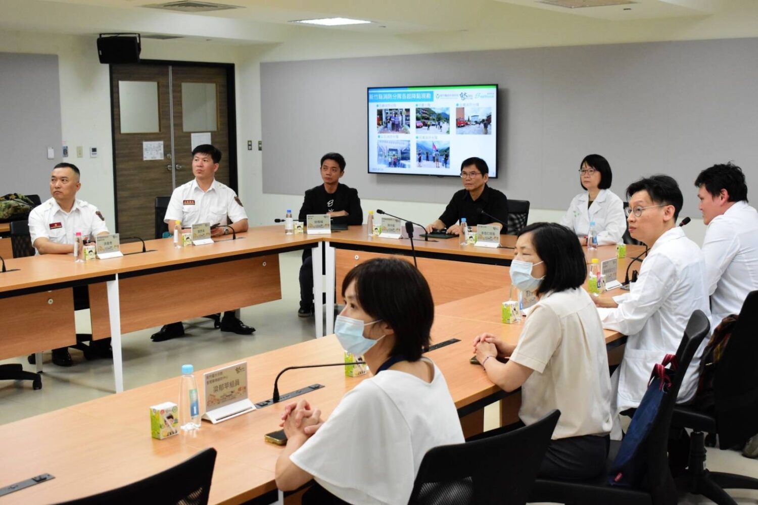 會中說明無人機搭載自動體外心臟電擊器(AED)及急救藥品,模擬偏鄉運輸任務,展現即時醫療物流新契機。(圖/記者張家燁翻攝)