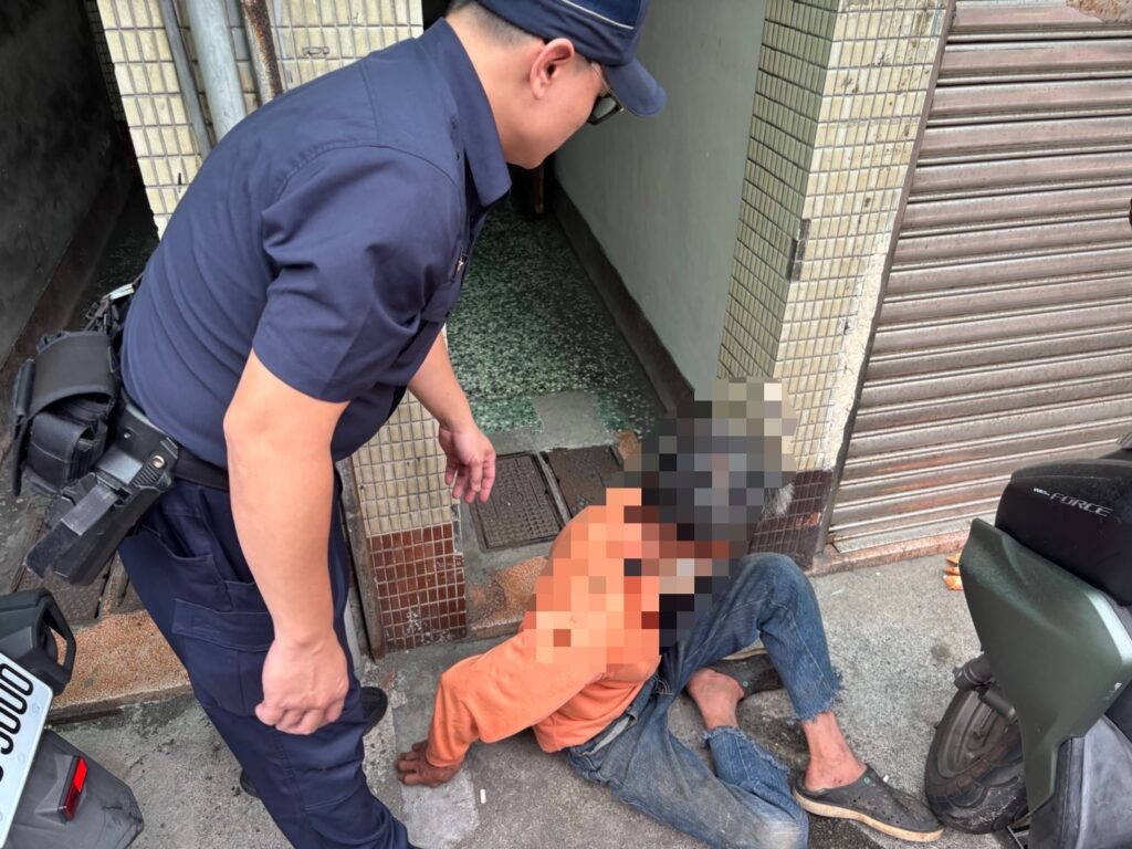 警察協助酒醉路倒民眾拾獲撒落紙鈔,並安全協助返家。(圖/記者薛秀蓮 翻攝)