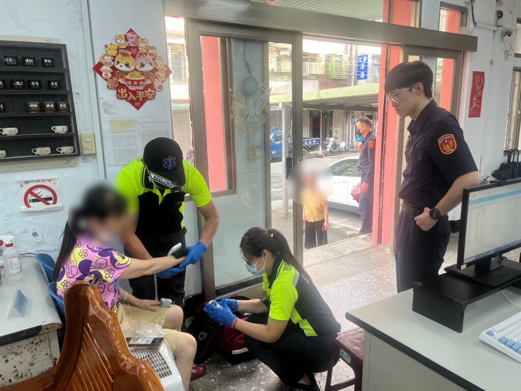 警方協助女子就醫治療。(圖/記者薛秀蓮 翻攝)