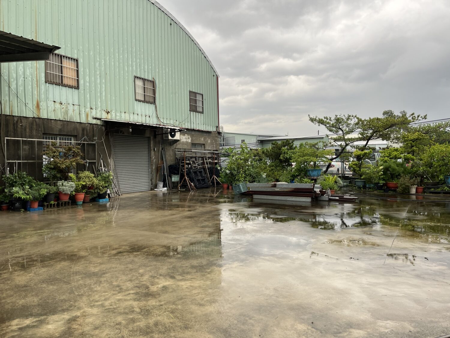 「祭祀公業法人台中市廖廷𨯵」名下多筆農地,被曝光雖屬都市計畫農業區,但實際上被作為營業空間使用,包括鋪設水泥、搭建鐵皮屋、作為停車場等用途。(圖/民眾提供)