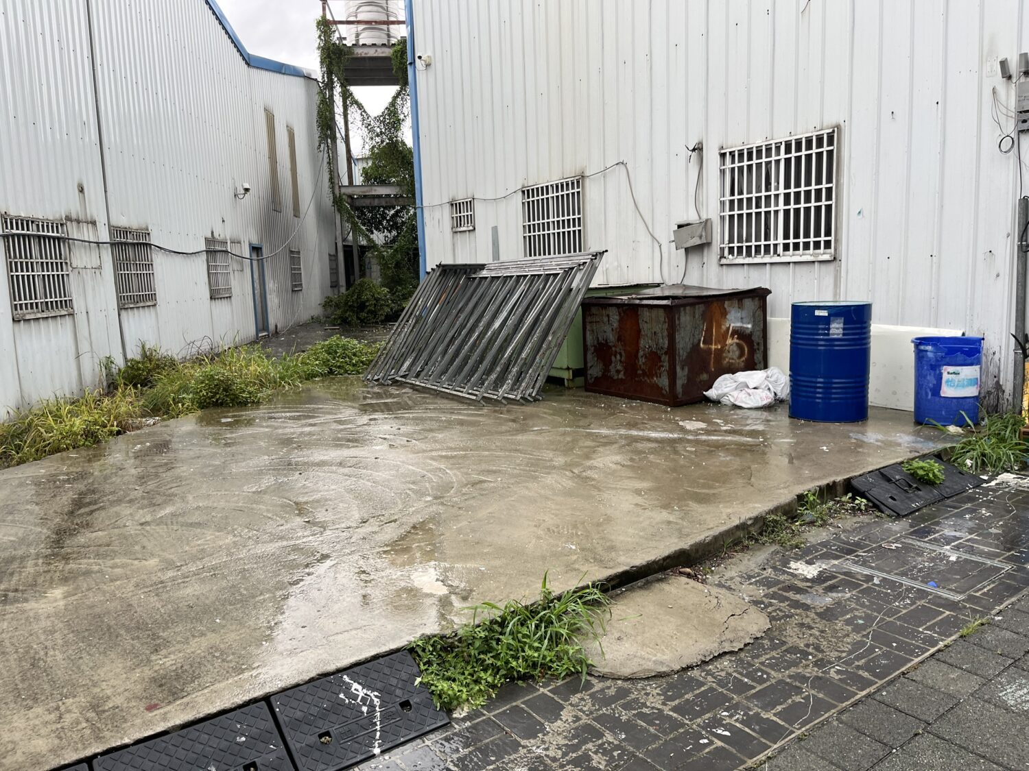 「祭祀公業法人台中市廖廷𨯵」名下農地,被作為非農業使用,包括鋪設水泥、搭建鐵皮屋。(圖/民眾提供)