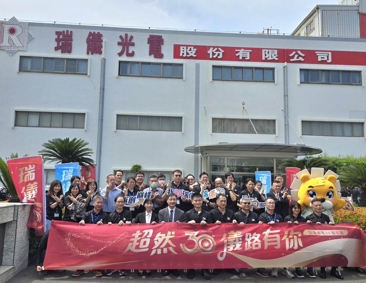 ▲瑞儀光電迎來創立30週年,董事長王昱超與經營團隊、員工代表及出席長官貴賓齊聚高雄總部合影,董事長感謝同仁與夥伴一路相伴,共同邁向下一個里程碑。