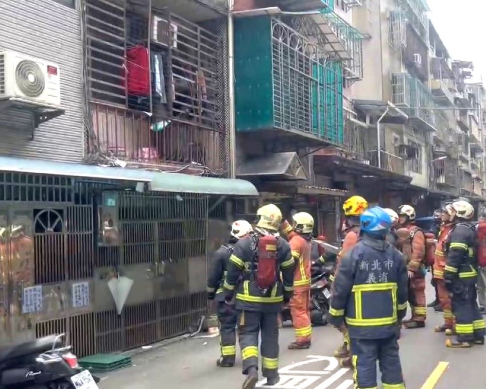 火燒厝緊走! 民宅安裝住警器即時化解危機 1 《圖說》板橋區某公寓四樓發生火警,所幸有熱心鄰居報案及屋內安裝了住警器,避免這次危機。〈第一大隊提供〉
