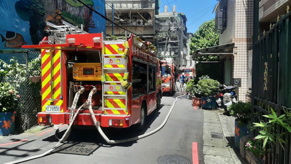 火燒厝緊走! 民宅安裝住警器即時化解危機 2 《圖說》新北消呼籲發生火警時應立即撥打119報案電話並大聲呼救及迅速逃生。〈第一大隊提供〉
