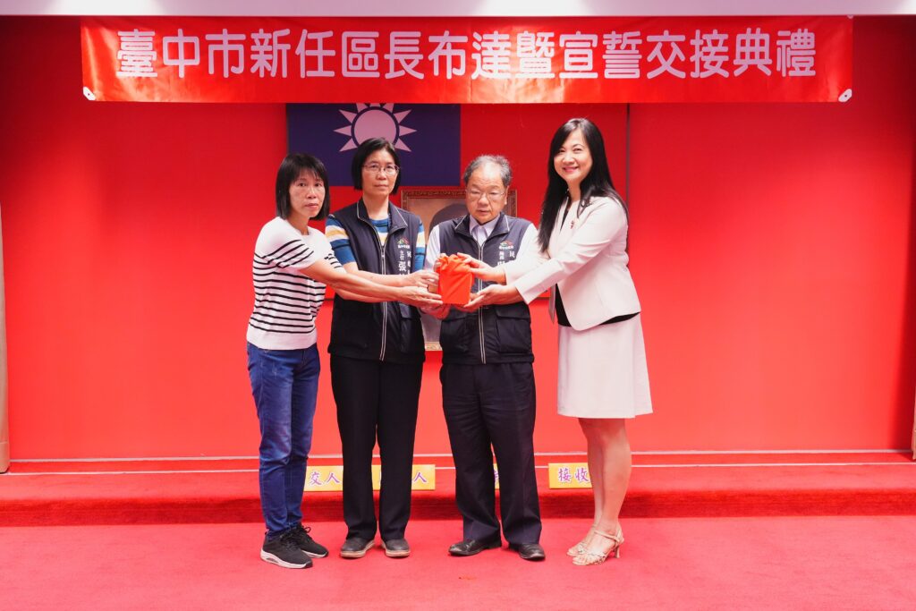 中市沙鹿區新任區長布達 劉素幸宣誓接任 3 新任沙鹿區長劉素幸 右 接收印信