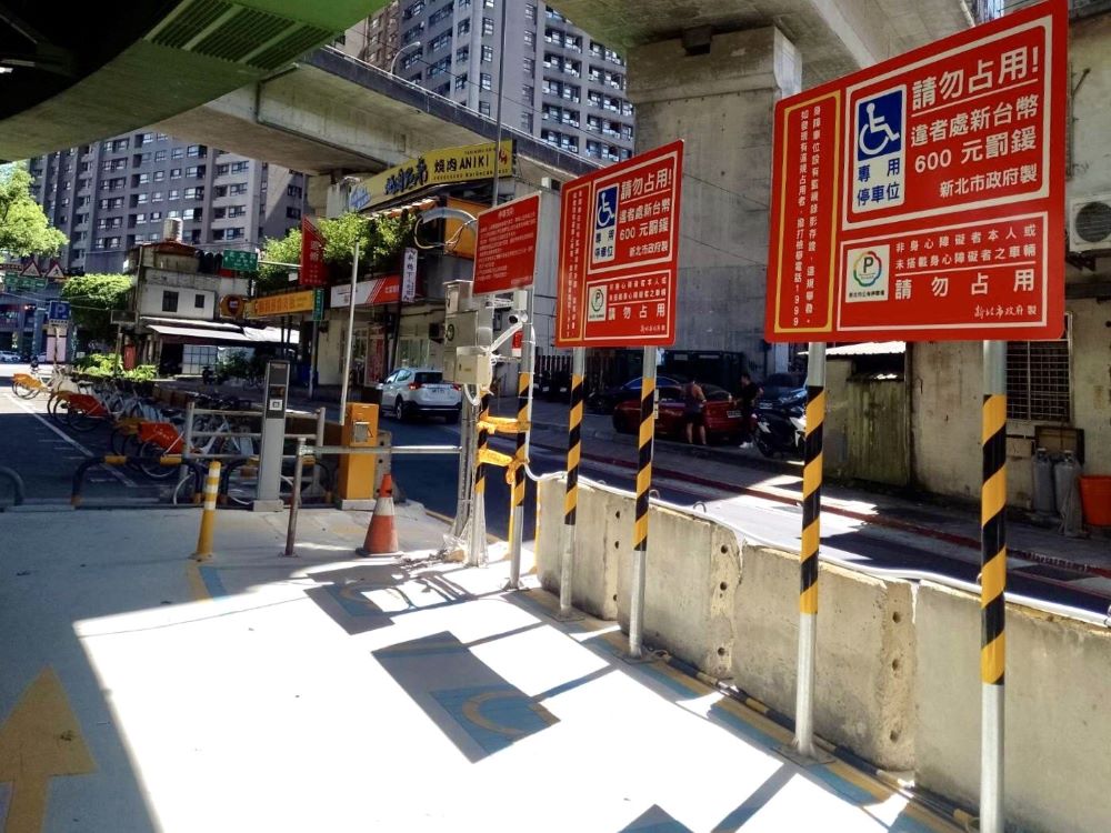 新北市2處機車停車場8/1起全新啟用 5 《圖說》新店能仁街橋下機車停車場內照片。〈交通局提供〉