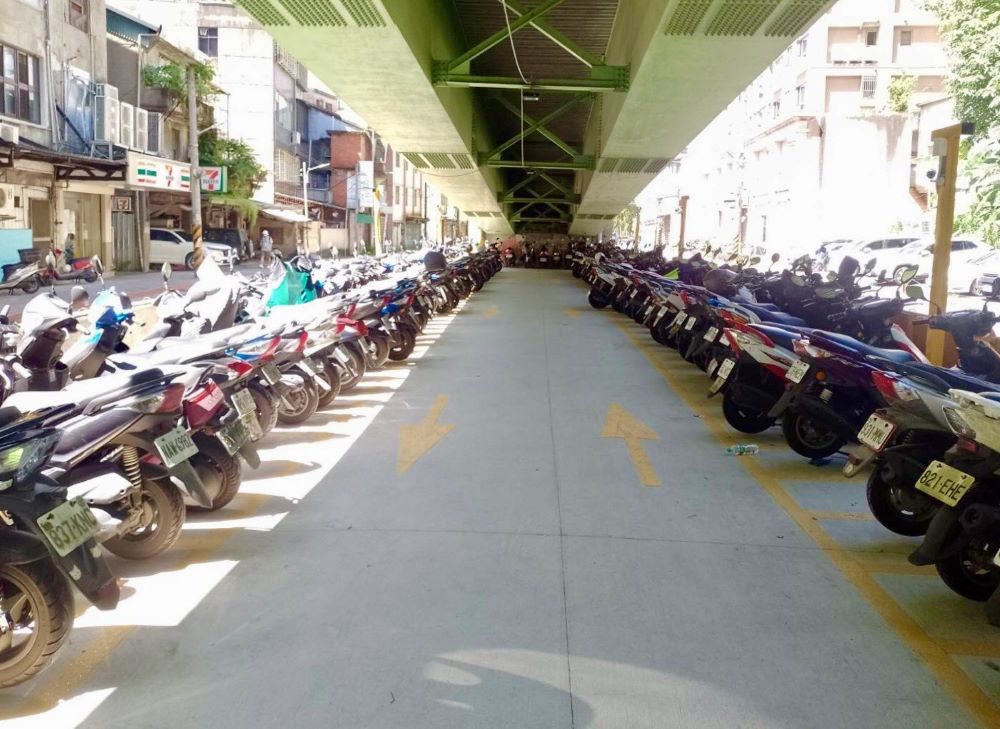 新北市2處機車停車場8/1起全新啟用 6 《圖說》新店能仁街橋下機車停車場內照片。〈交通局提供〉