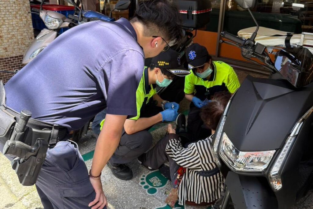 婦人天熱癱軟在地 警方救援協助送醫 3 MEITU 20250724 165520459