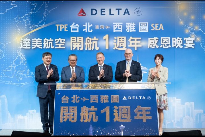 (左起)達美航空台灣總代理達盛旅行社董事長何國華、亞太區全球業務總監 Athar Khan、亞太區副總裁莫傑夫(Jeff Moomaw)、美國在台協會處長谷立言(Raymond F. Greene)、台北市旅行公會理事長駱炫宏。 圖:達美航空/提供