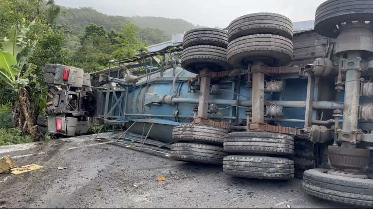 頭城水泥車翻覆 駕駛逃過一劫僅擦傷 - https://www.watchmedia01.com