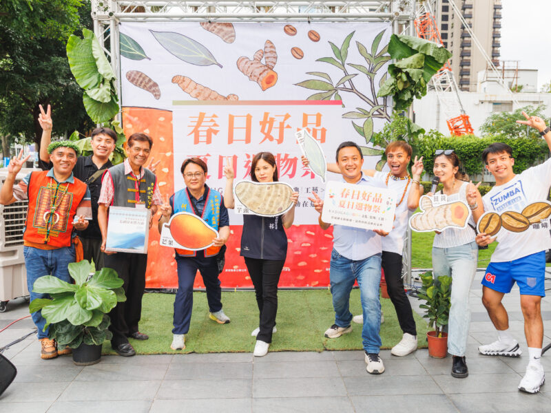 台中市政府原住民族事務委員會劉祁主任秘書(中)、盧縣一中區服務處辦公室柯靜志主任(左四)、徐美賢老師(左三)、春日鄉公所農觀課翁裕盛課長(右四)在春日好品台中展售會與部落青年、小農合影。
