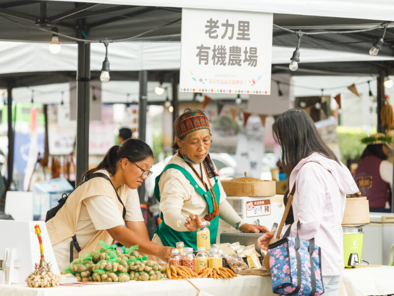 圖說:來自部落的小米、小山芋、芋頭乾、吉拿夫等特色農特產品直送台中,展現春日山林的風味魅力,吸引不少民眾現場選購。