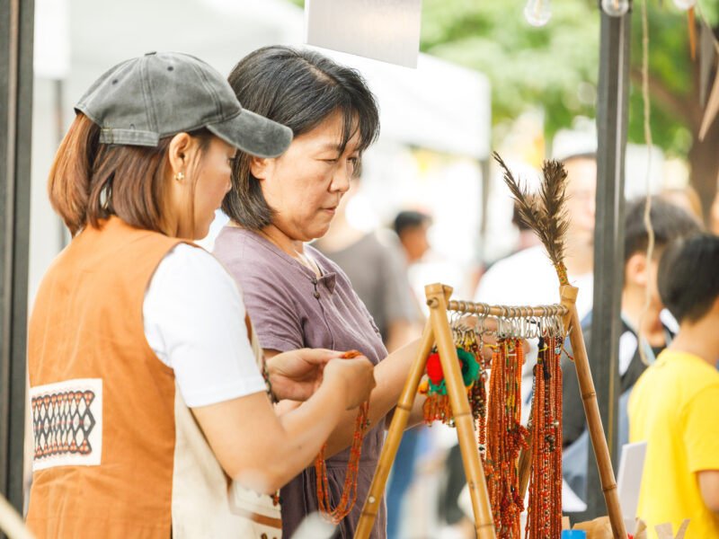 圖說:每一件排灣族工藝品都是一段文化記憶,工藝師以雙手傳承部落精神,也深深打動了來逛市集的民眾。