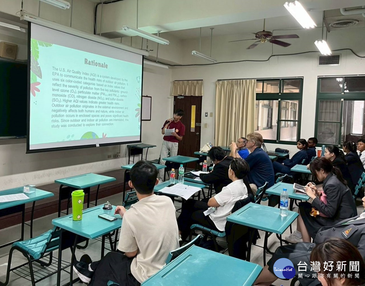 參賽學生以英語進行口頭發表,展現科研實力與表達自信。