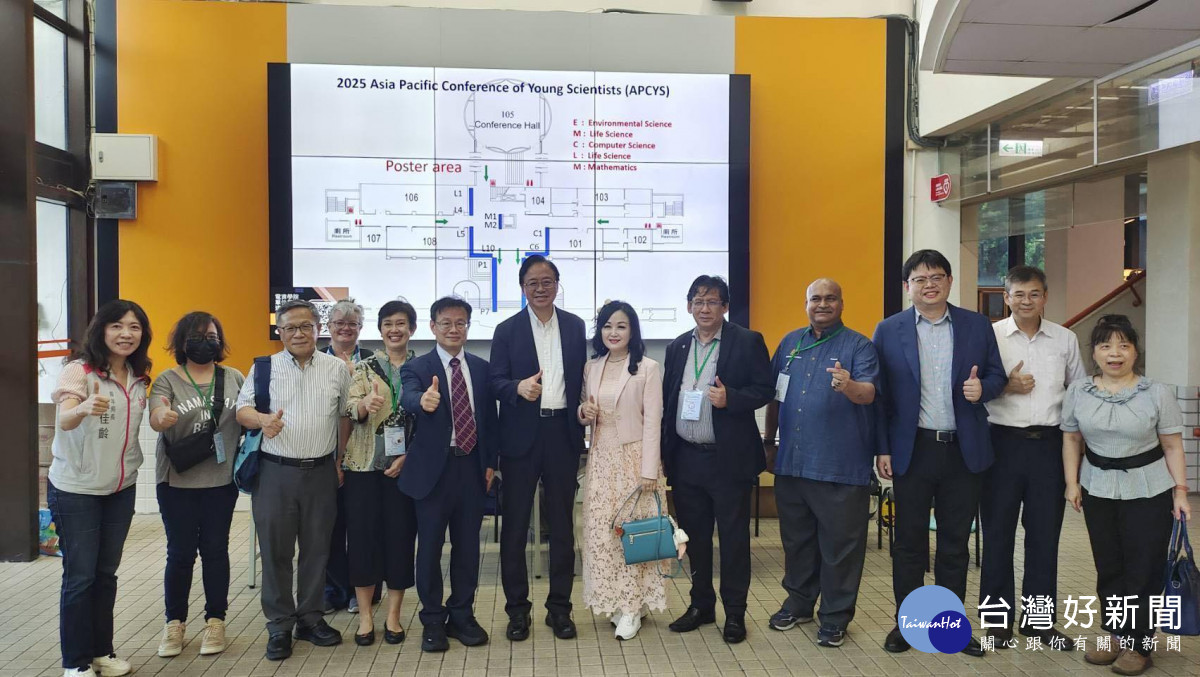 中原大學與來自各國的國際評審及貴賓合影,展現跨國合作與學術交流的熱忱。
