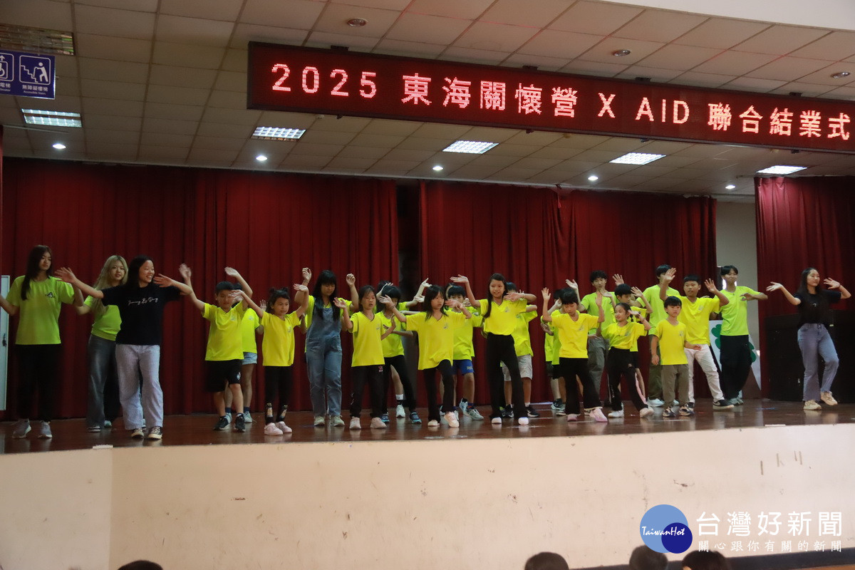 台上台下一同歡唱氣氛歡樂。(記者扶小萍攝)<br /><br />