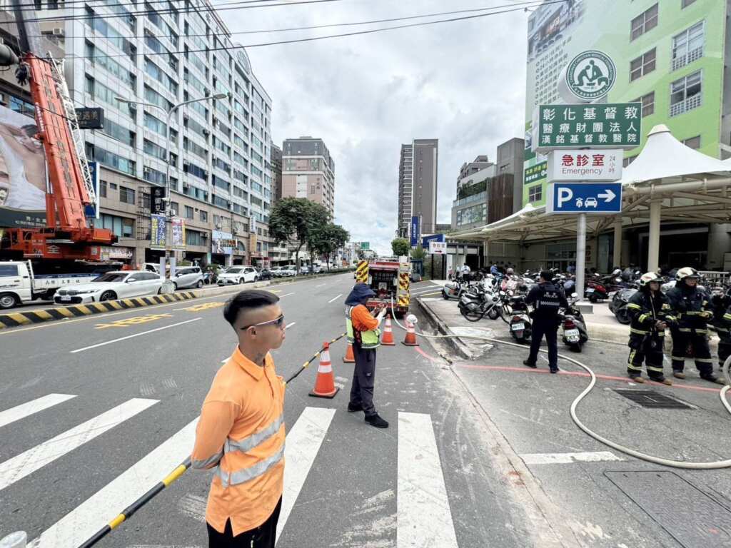 ▲彰化市中山路一段與雲長路口附近施工挖破瓦斯管線,警消迅速到場戒備,所幸並未造成人員傷亡。(彰化警方提供)
