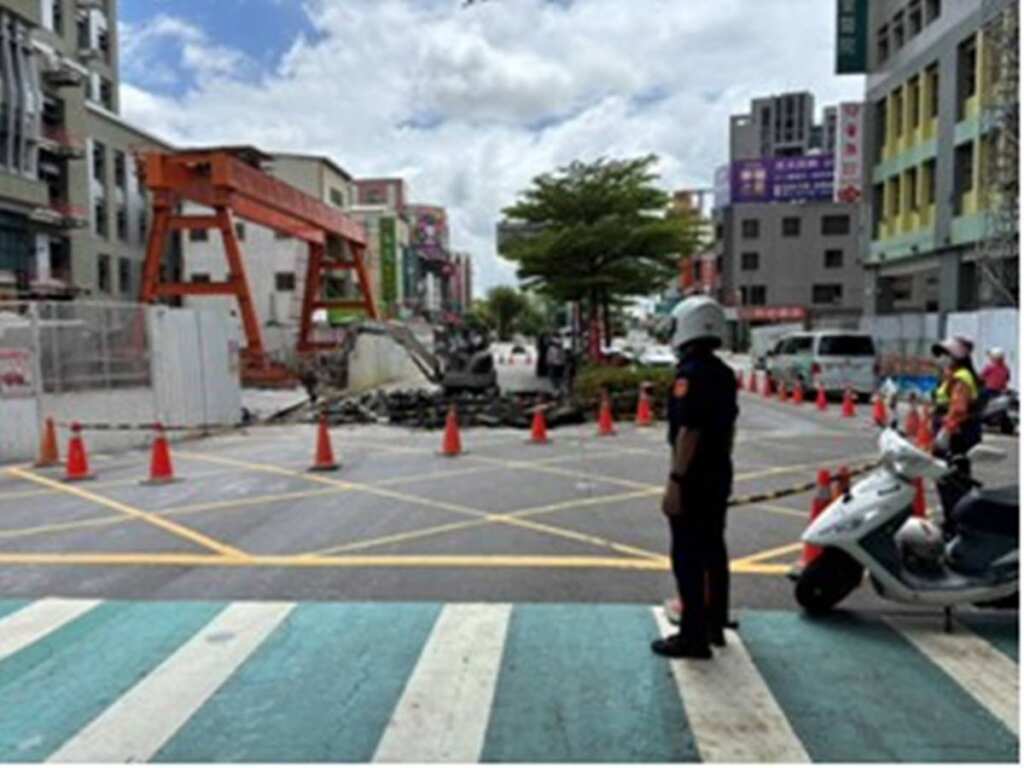 ▲彰化市旭光路彰基醫院附近驚傳路面塌陷,彰化警方迅速到場封路疏導交通。(彰化警方提供)