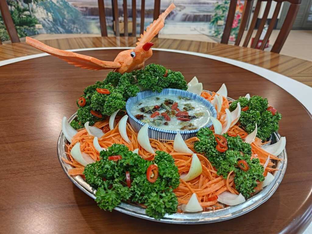 ▲為促進住民身心健康,彰化榮家近日內部膳食推出特別餐點──「皮蛋瘦肉粥」,以溫潤順口、營養均衡的特色,成為住民間熱烈討論的話題之一。(彰化榮家提供)