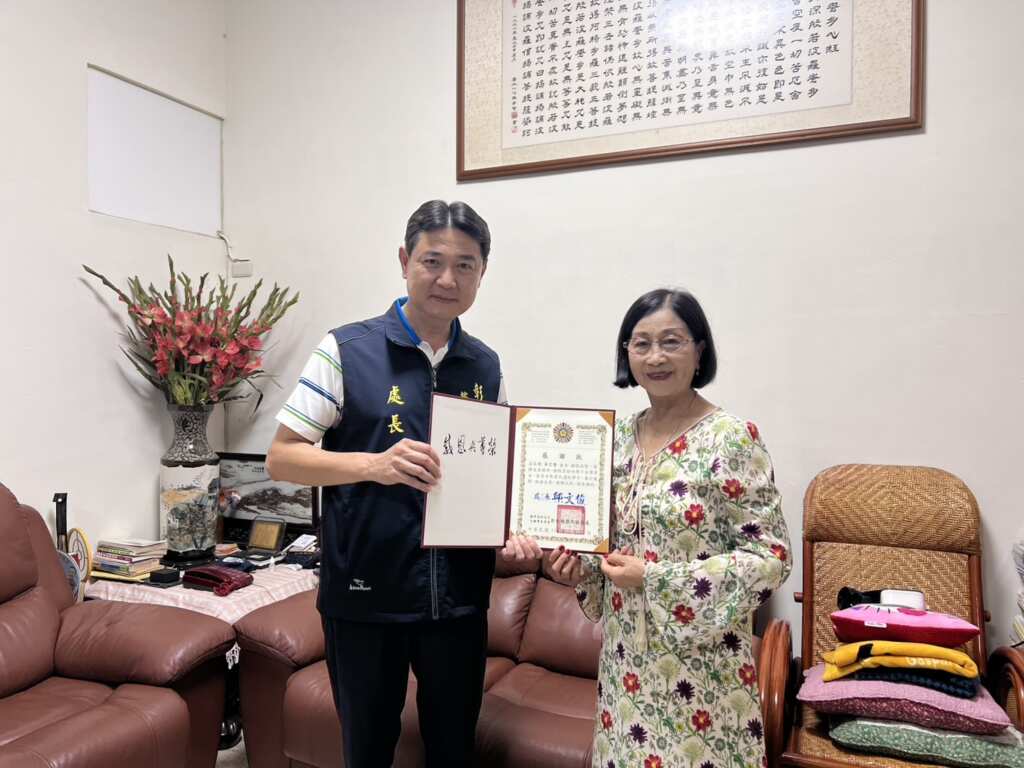 ▲退休老師傳愛不輟,彰化縣榮服處表揚吳芷瑩,感謝捐贈獎學金善舉。