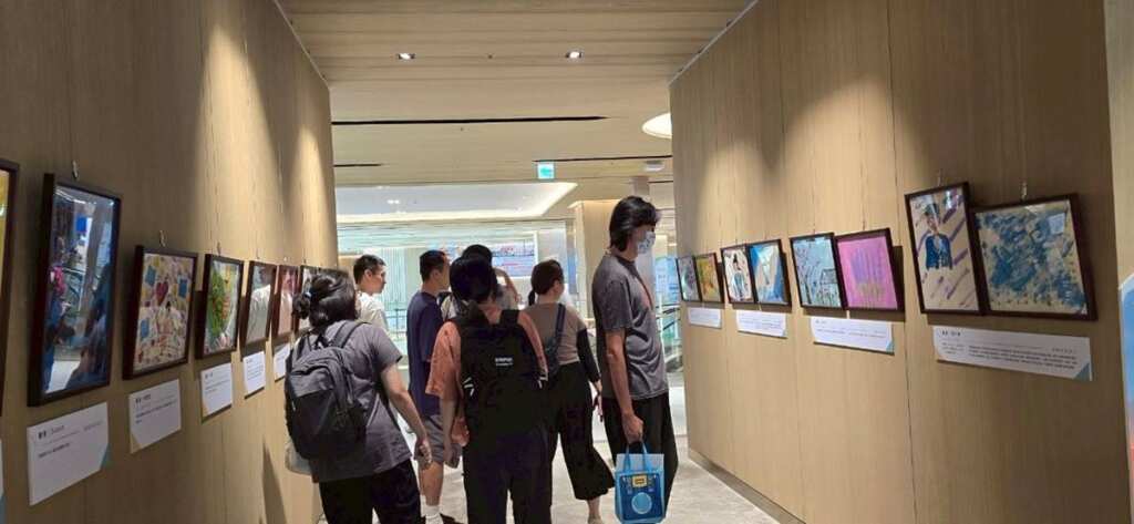 ▲精神文藝畫展吸引很多民眾駐足。