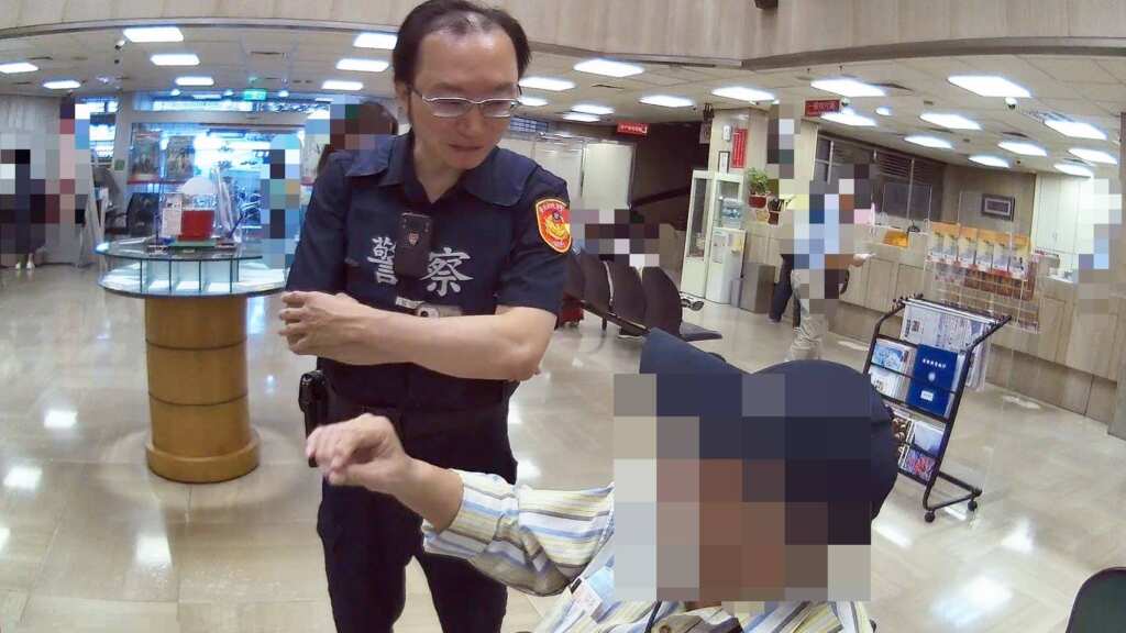 ▲員警積極解釋說明，協助攔阻詐騙成功。