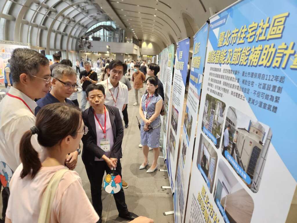 ▲臺北市環保局說明臺北市對抗高溫具體作為，創儲節能設備補助計畫。