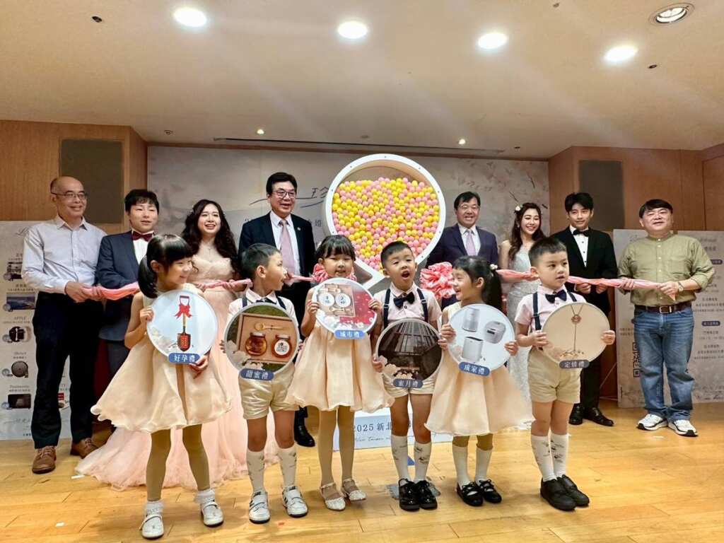 ▲劉和然一同與聯合婚禮宣傳大使及貴賓進行2025聯合婚禮啟動儀式。