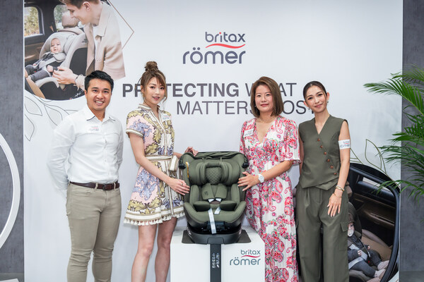 Britax Römer香港亞洲區業務總監Carol Chow(圖:右二)於發佈會現場表示已預留星級版Britax Römer Swivel Grow Max Air予Shiga,Shiga(圖:左二)也極之認同Britax Römer的理念:「與很多媽媽一樣,Britax Römer總是Protecting what matters most,不但守護小朋友的安全,也守護小朋友的成長環境。感謝Britax Römer由設計至生產都符合可持續發展理念,令每個使用家庭都能成為保護下一代及地球資源的持份者。」 Britax Römer香港亞洲區業務總監Carol Chow(圖:右二)於發佈會現場表示已預留星級版Britax Römer Swivel Grow Max Air予Shiga,Shiga(圖:左二)也極之認同Britax Römer的理念:「與很多媽媽一樣,Britax Römer總是Protecting what matters most,不但守護小朋友的安全,也守護小朋友的成長環境。感謝Britax Römer由設計至生產都符合可持續發展理念,令每個使用家庭都能成為保護下一代及地球資源的持份者。」