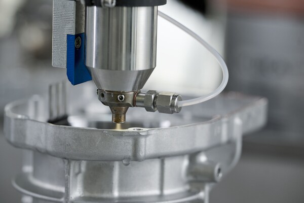 Cleaning the sealing gab with HydroPlasma&reg; for best possible adhesion and high-quality end products.(Copyright: Plasmatreat GmbH)