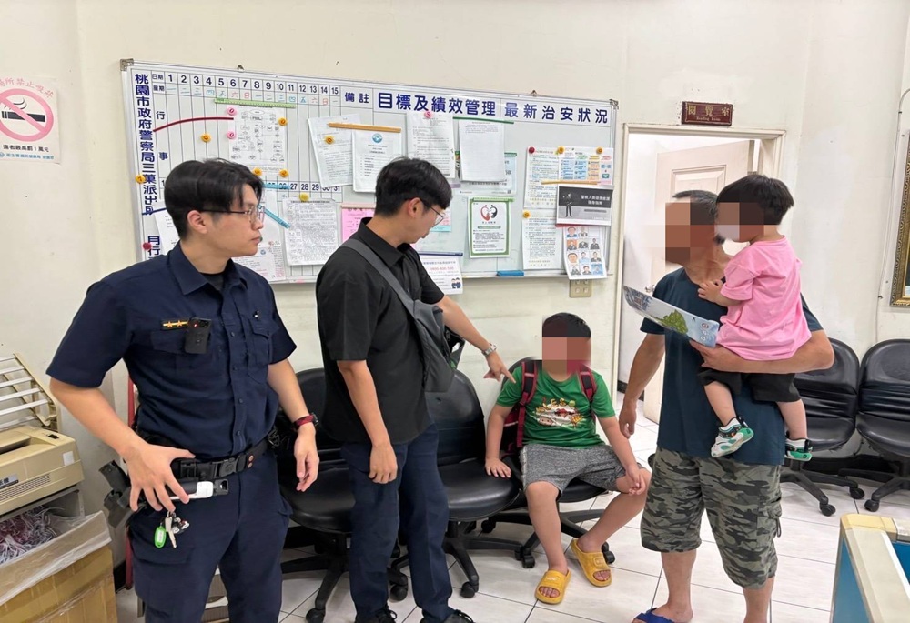 男童離家漫步街頭 看見警察叔叔眼眶泛淚:「弄丟作業本怕被父親罵」 195 248250725a06