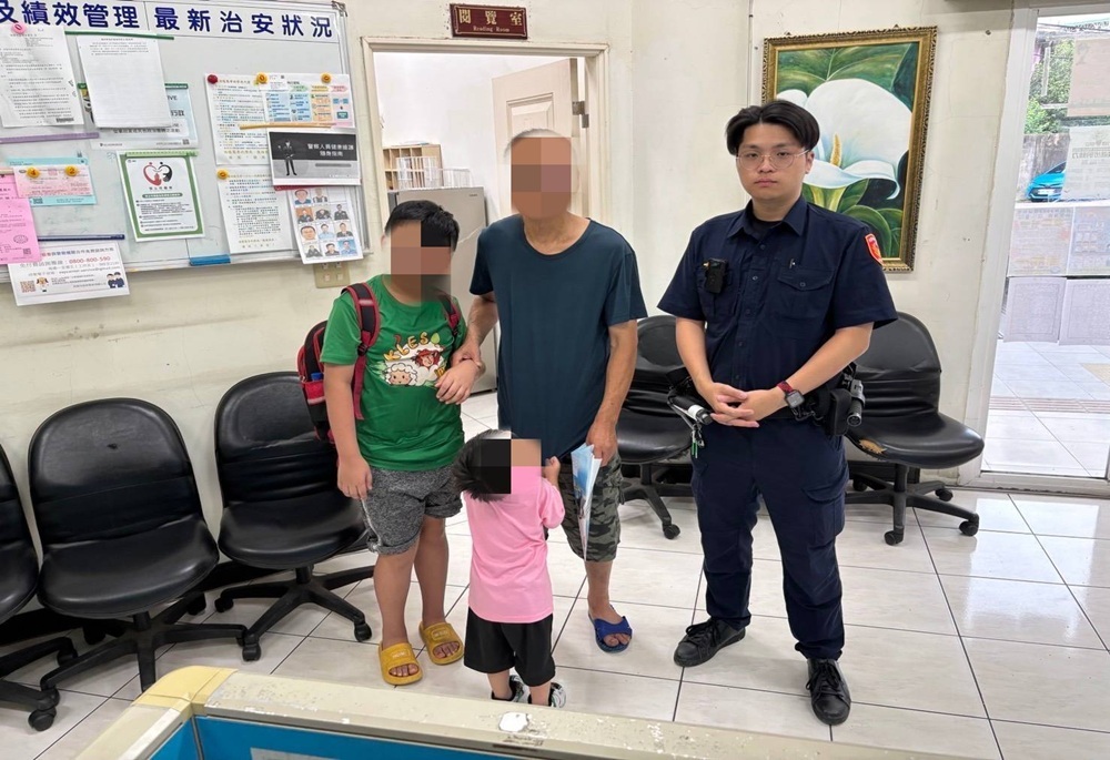 男童離家漫步街頭 看見警察叔叔眼眶泛淚:「弄丟作業本怕被父親罵」 196 248250725a07