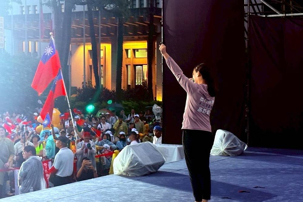 選前之夜首站凱道反罷免 高虹安:風雨無阻、捍衛民主 182 選前之夜首站凱道反罷免 高虹安:風雨無阻、捍衛民主 181