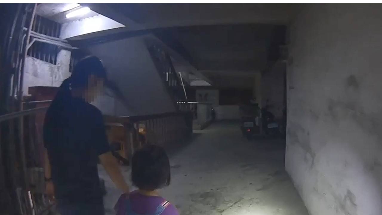 3歲女童凌晨獨自外出找爸爸 情侶暖心陪伴報警助返家 2240025 0