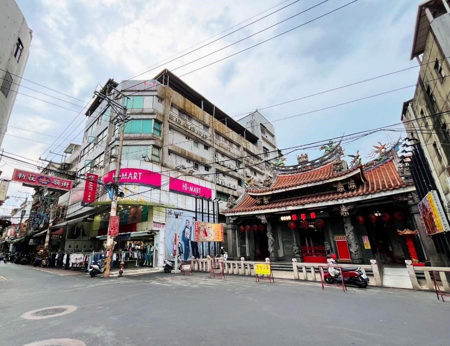 「新莊廟街」商圈已有300多年的歷史,古老廟宇香火鼎盛,亦是新北市重要的文化資產。(圖/風傳媒拍攝)