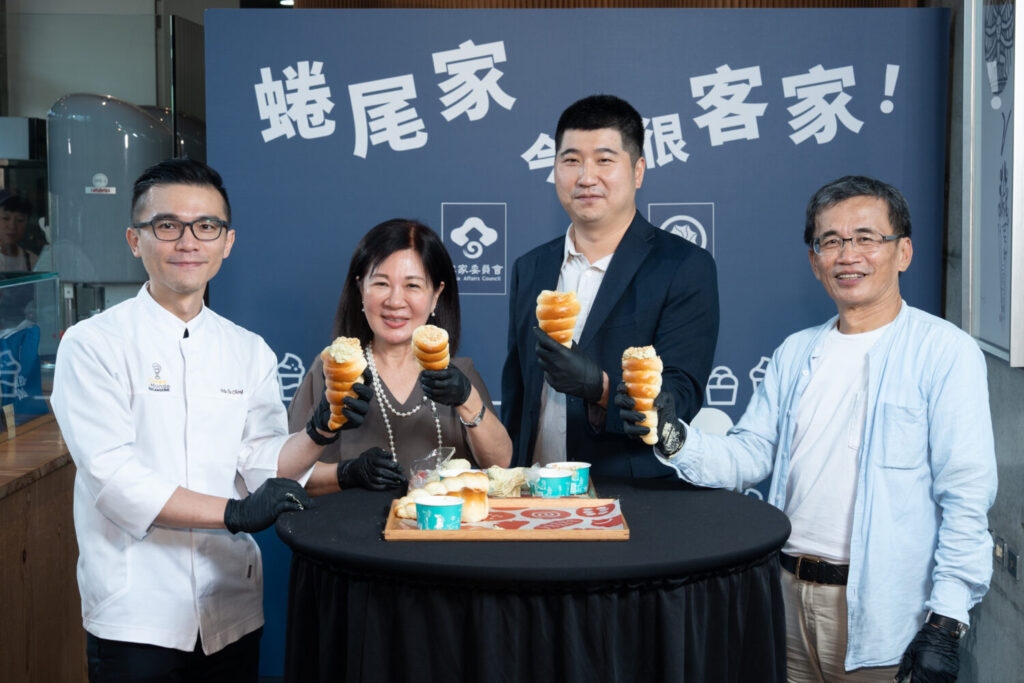 蜷尾家麵包研發師傅武子靖指導貴賓製作客家風味「擂茶螺雷麵包」。(圖/客家委員會提供)