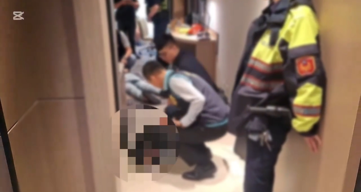 新莊分局偵查隊長徐子胤(右二)帶隊前往逮捕犯嫌。(記者徐煜勝翻攝)