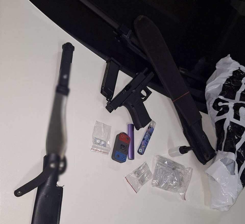警方查扣刀槍等證物。(記者徐煜勝翻攝)