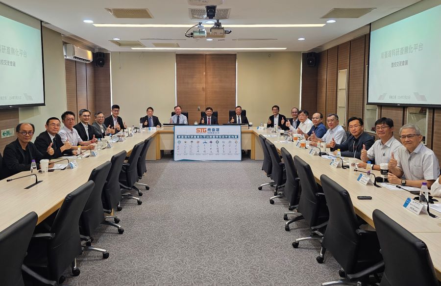 ▲中山大學舉辦「南臺灣科研產業化平台盟校交流會議」,十校代表齊聚,宣示共同合作,攜手擴大研發協作網絡,打造具南部特色的跨域產學創新平台。