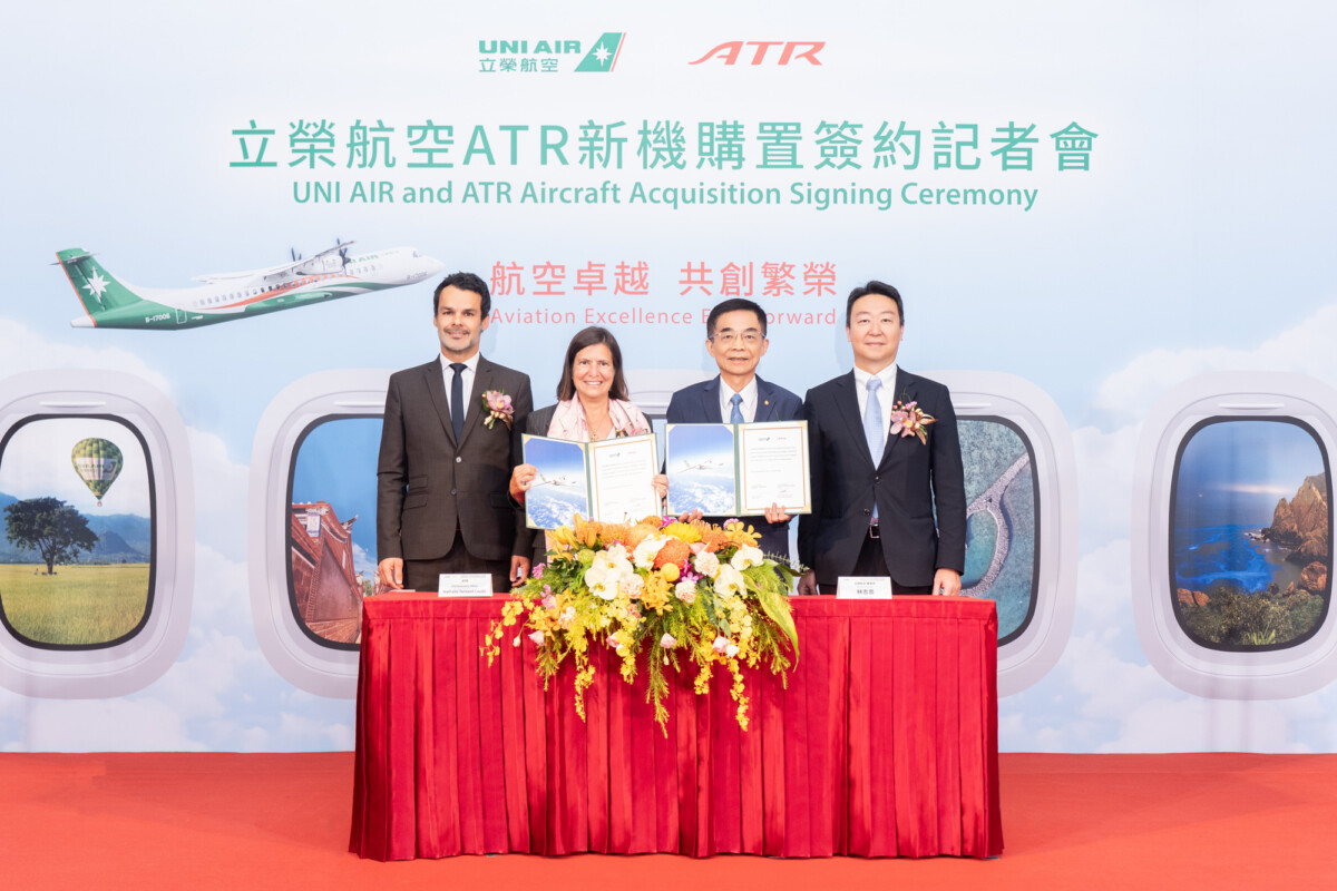 ▲立榮航空林志忠董事長(右二)與ATR執行長Nathalie Tarnaud Laude(左二)共同簽署19架ATR 72-600新機採購合約，邀請交通部陳世凱部長(右一)及ATR資深副總裁暨商務長Alexis Vidal(左一)共同見證。