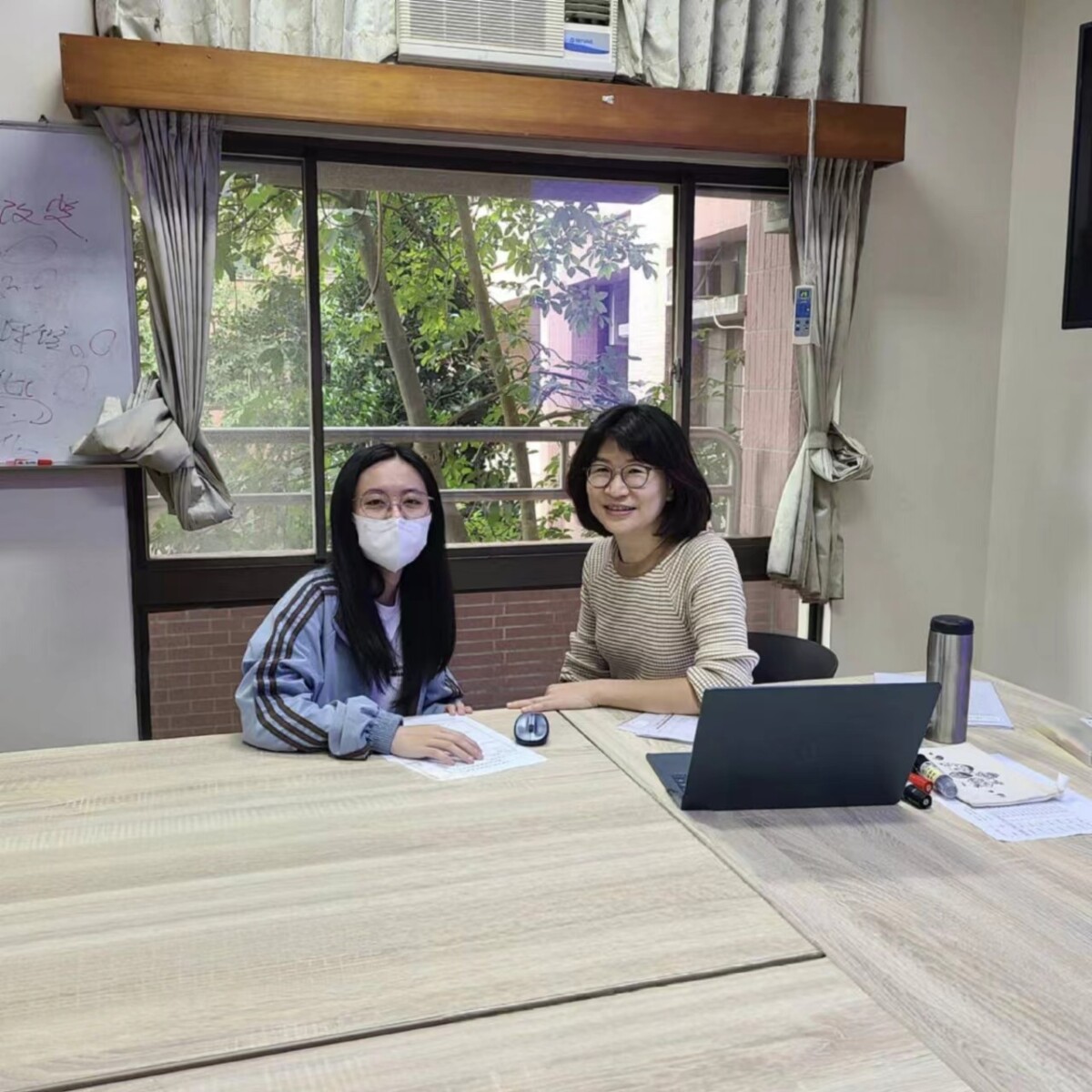 ▲南華大學應屆畢業生楊珮郁(左)在林昱瑄教授(右)指導下,獲國科會大專生研究創作獎。