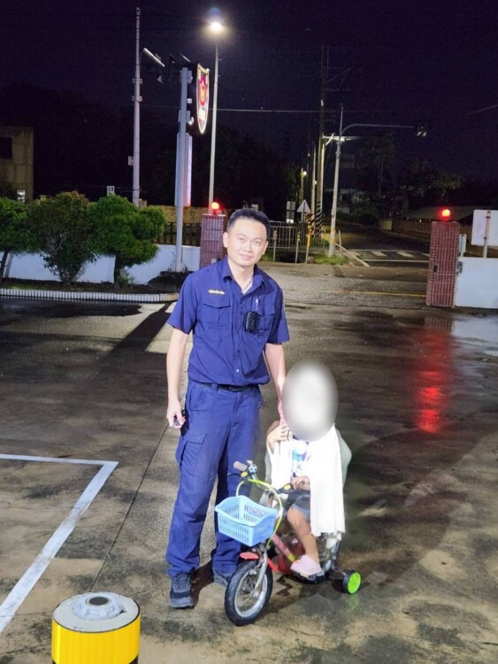 ▲五歲女童鬧「家庭革命」負氣離家,虎警溫馨安撫助團圓。(記者劉春生攝)