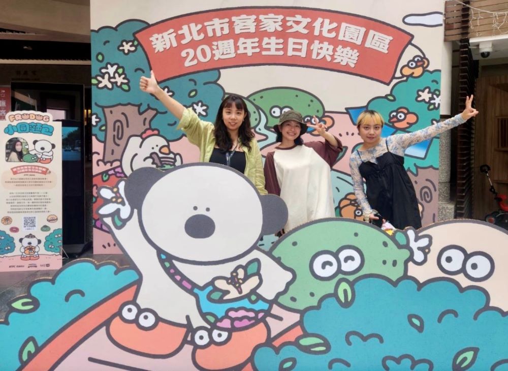 療癒覺醒好玩 新北客家園區20週年多元新體驗 5 《圖說》小圓麵包打卡氣偶打卡新熱點!和小圓麵包一起留下屬於你的客家日常生活。〈客家局提供〉