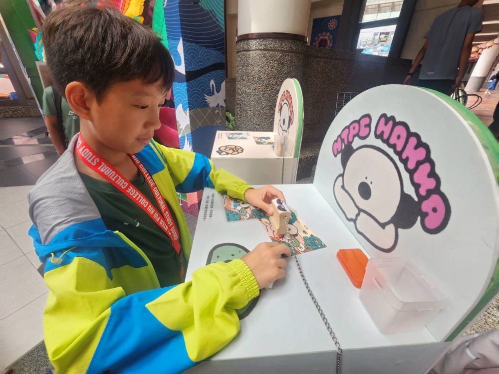療癒覺醒好玩 新北客家園區20週年多元新體驗 6 《圖說》小圓麵包聯名限定立體打卡牆客家日常不只可愛,還超好拍!快來留下你的20週年回憶。〈客家局提供〉