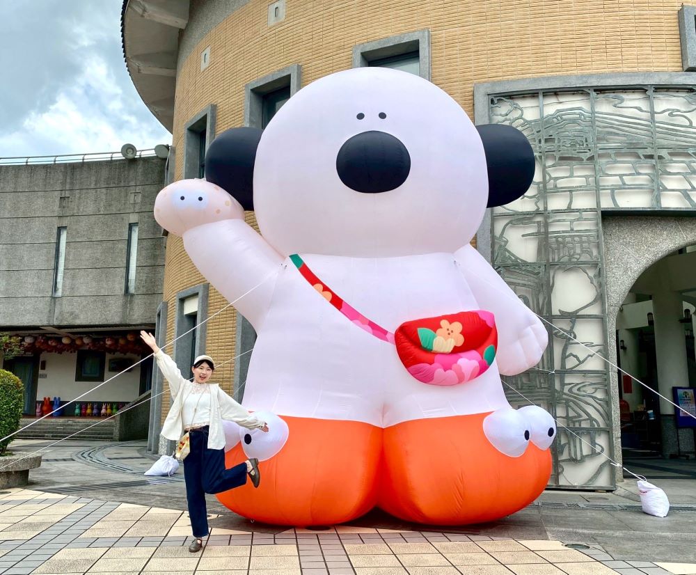 療癒覺醒好玩 新北客家園區20週年多元新體驗 7 《圖說》小圓麵包聯名限定立體打卡牆客家日常不只可愛,還超好拍,快來留下你的20週年回憶。〈客家局提供〉