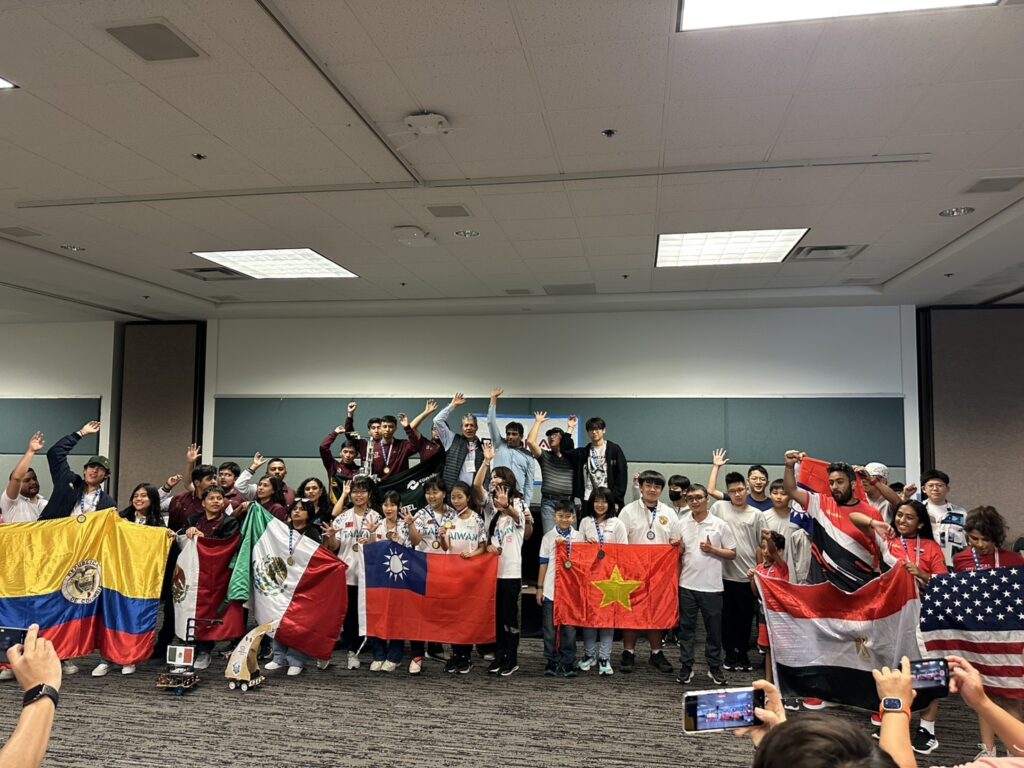台灣代表隊在2025 RoboRAVE美國矽谷公開賽傳捷報 榮獲企業創意賽第二名！