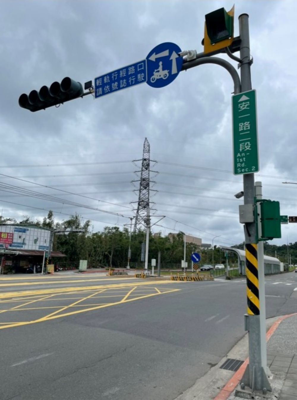 推動軌道國產化集思廣益 新北捷運攜手產官學專家戮力 8 《圖說》導入AI技術路口號誌智慧調控。〈捷運局提供〉